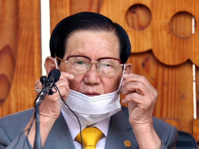 南韩新天地教会创办人就疫情蔓延跪地道歉。