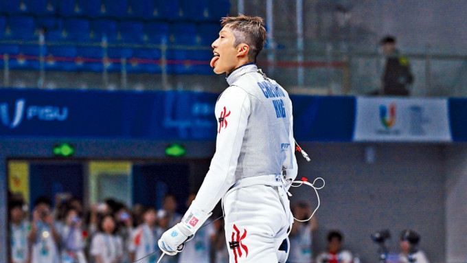 「香港剑神」张家朗再次扬威赛场，成功在成都世大运花剑夺金。 大专体育协会图片