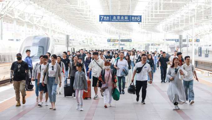 北京站旅客出站。