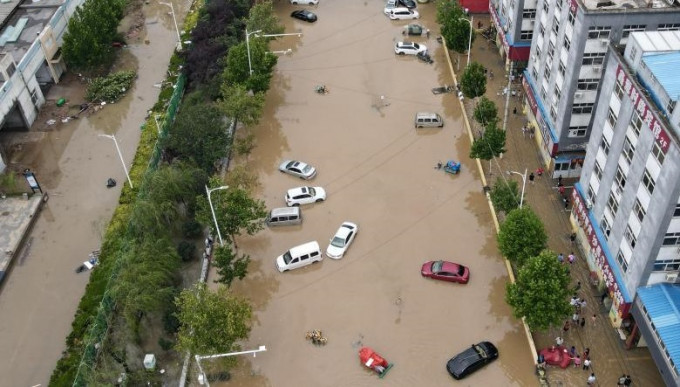 河南郑州暴雨成灾。网上图片