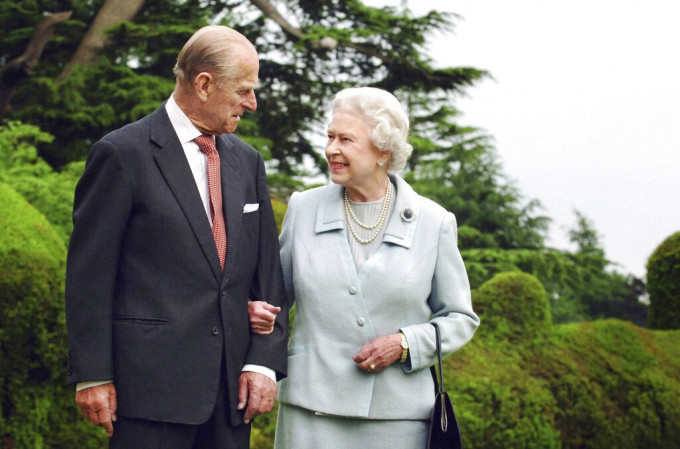 菲腊亲王与英女皇伊利沙伯二世相厮相守73年。AP资料图片