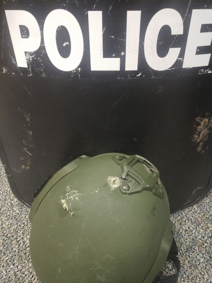 在交锋过程中，警方头盔也遭到子弹击中。AP图片