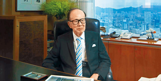 95岁的李嘉诚身穿深色西装，在办公室以粤语受访，精神不俗。