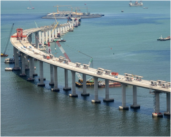 陳帆表示，港珠澳大橋開通初期，會密切監察香港口岸及附近道路的交通運作情況。