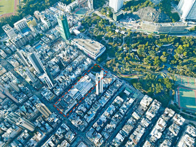 ■市建局将重整九龙城的土地规划，研究易地重置九龙城街市等社区设施 (红色范围)。