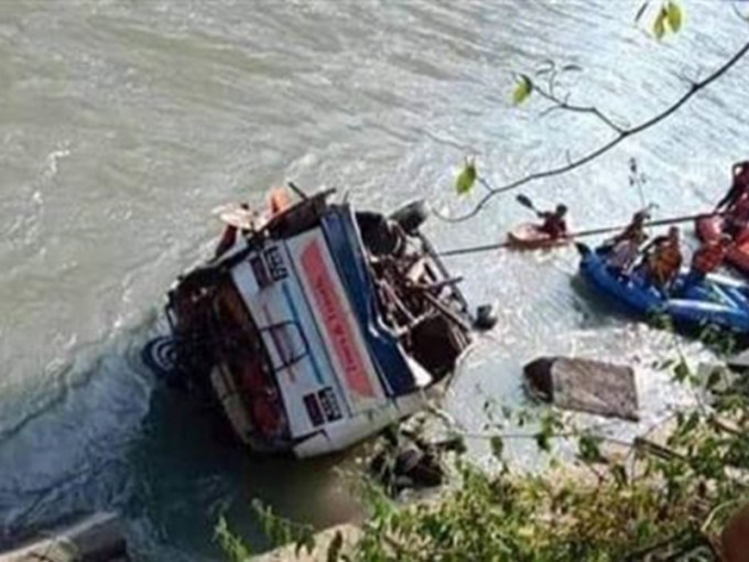 尼泊尔巴士堕河。网上图片