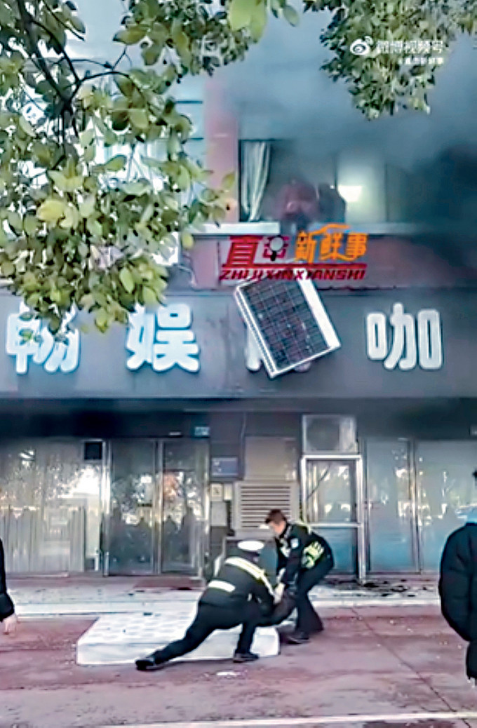 江西新余一个商铺发生火灾。
