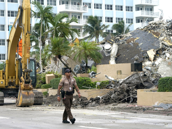 迈阿密塌楼已过去2周，当局遗憾宣布，搜救工作告一段落。AP图片