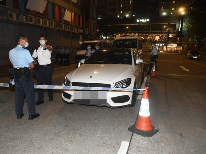 旺角無牌Benz男遭警截查，司機搶走毒品企圖滅證據終被捕。