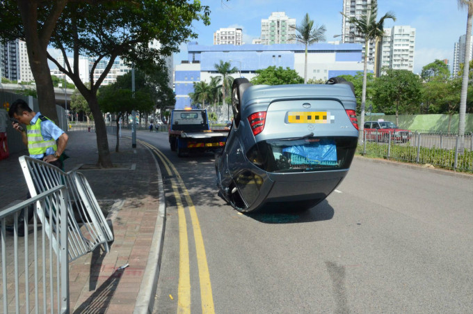 油麻地私家車失事四輪朝天