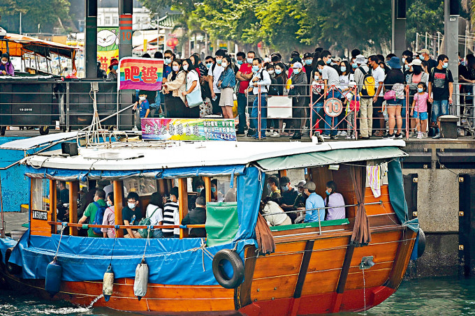 ■西贡码头一带的海滨人头涌涌，街渡生意畅旺。