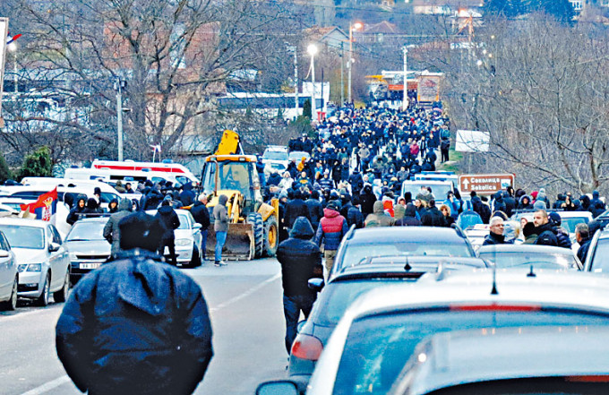 科索沃塞族人上周六在米特羅維察市北部，封鎖一條村附近的路道。