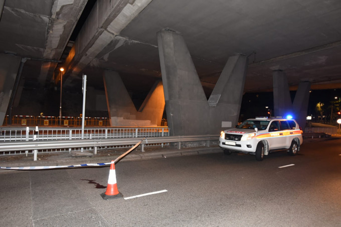 一名工人在屯门公路堕桥，送院不治。