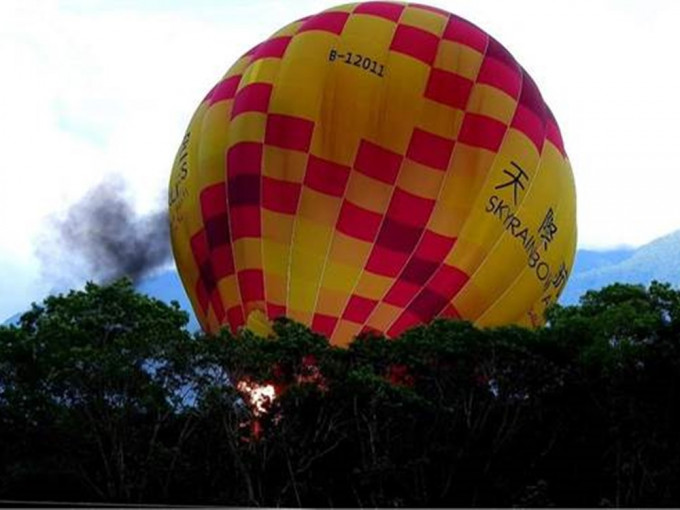 台东举行热气球嘉年华期间，一个热气球被强风吹偏，幸无酿成伤亡。网图