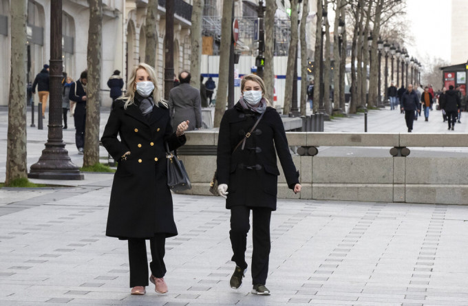 法国市民戴口罩防疫。AP