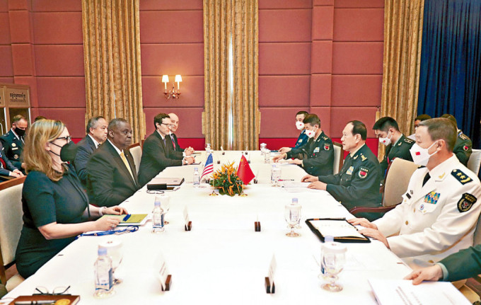 中國防長魏鳳和（前排右二）與美國防長奧斯汀（前排左二）舉行會談。