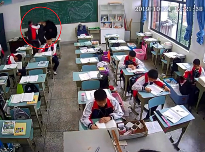 內地網上近日流傳一段中學學生在教室毆打老師的片段。　影片截圖