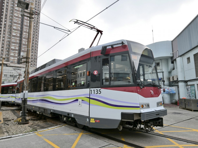 港鐵調查有輕鐵列車未完全進入月台即開門事件。資料圖片