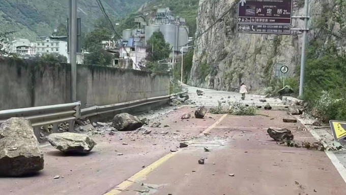 地震造成巨石滑下，堵塞泸定县道路。