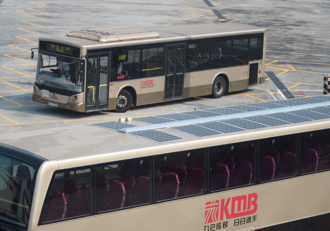 經過4個月的研發，九巴在雙層巴士頂部加裝20塊1米乘0.6米的太陽能電池板。蘇正謙攝