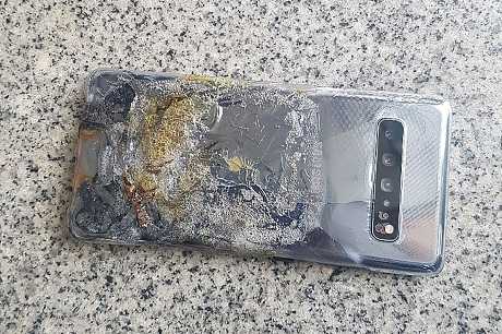 有用户在网路上贴出Galaxy S10 5G手机烧毁的照片。网上图片