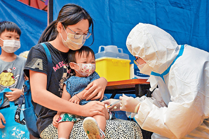 新冠疫情肆虐期間，小孩接種疫苗防感染。