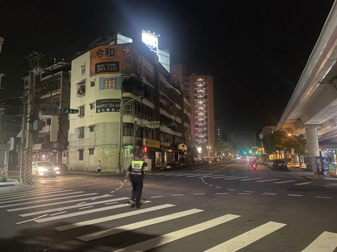 台北部分地方交通熄灭、街灯关闭。网上图片