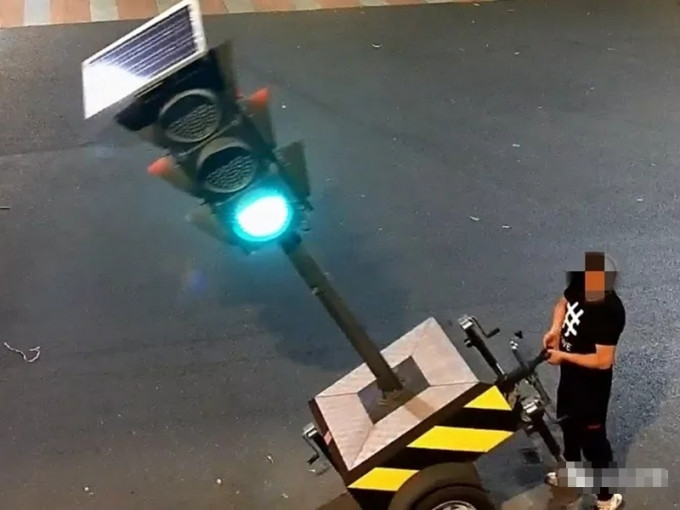 廣東汕頭一名男子因不忿曾醉駕被處罰，將「怨氣」發洩在交通燈上。　微博圖片