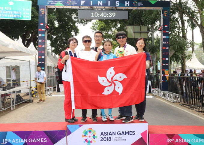 梁颖仪(右3)在公路单车女子20公里个人计时赛，为香港单车队夺首面亚运奖牌。相片由港协暨奥委会提供