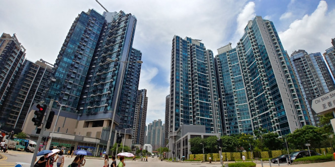 THE PARKSIDE(右)高層單位以1088萬易手，屬兩房戶同類型單位新高。