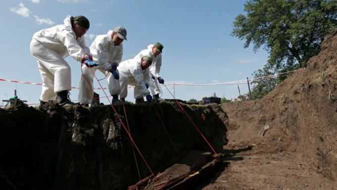 俄方声称于卢甘斯克发现万人冢。路透社资料图片