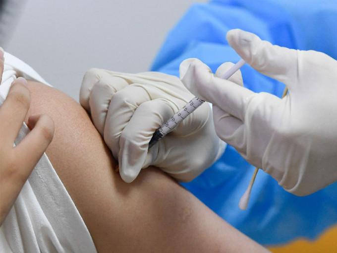 有市民接種第3針疫苗時疑被重覆注射，衞生署指已按機制向醫療團隊作出調查。資料圖片