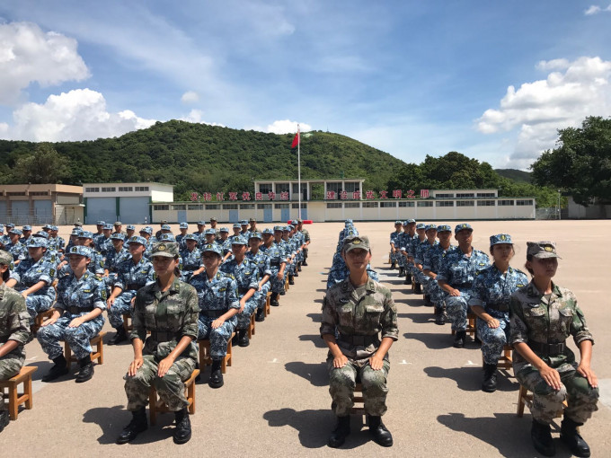参与的学生在解放军驻港部队新围军营，接受步操等的军事训练。