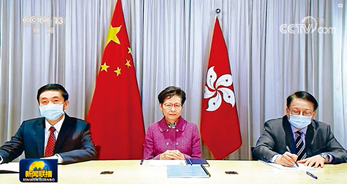 中聯辦主任駱惠寧（左）、特首辦主任陳國基（右）陪同林鄭月娥述職。