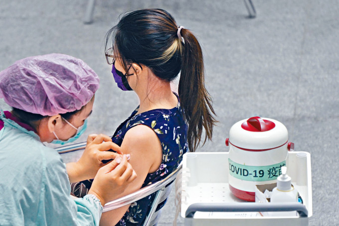 台湾本月二十三日开始接种自产高端疫苗。　