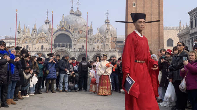 中国传统服饰首次亮相意大利威尼斯狂欢节