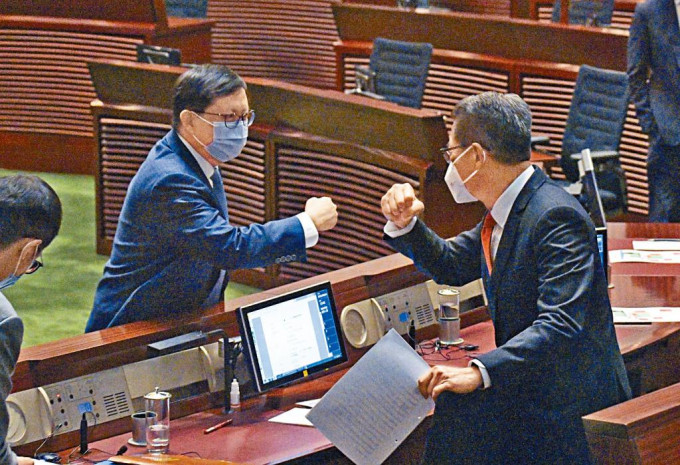 陳茂波（右）的《財政預算案》，獲立法會表決通過。