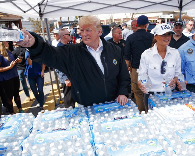 總統特朗普和第一夫人梅拉尼婭到林恩港災區視察，期間協助派發食水。AP