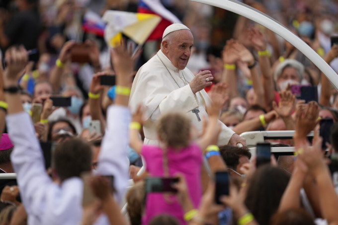 教宗受到斯洛伐克民众夹道欢迎。美联社图片