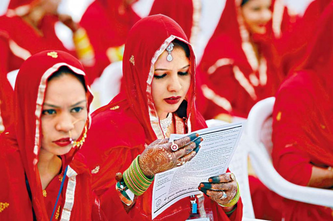 ■在印度艾哈邁達巴德市舉行的一個集體婚禮。