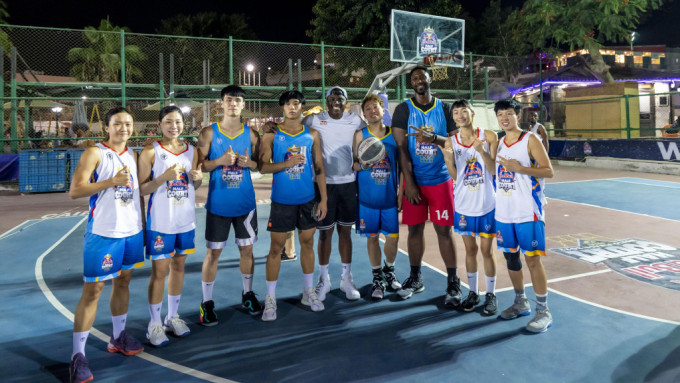 Red Bull Half Court三人籃球賽世界總決賽賽前，大會舉辦籃球訓練營，Chris Matthews (Lethal Shooter)(右五)與港隊合照。公關提供圖片