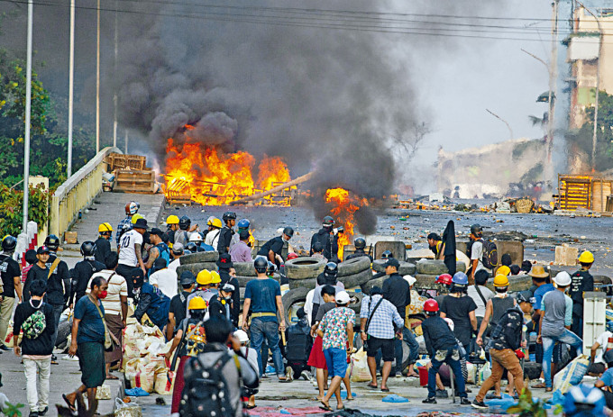 仰光示威者在橋上與安全部隊爆發衝突。