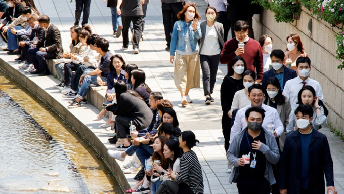 南韩统计厅报告指，当地青壮年人供养负担50年后将增加近2倍。路透社资料图片