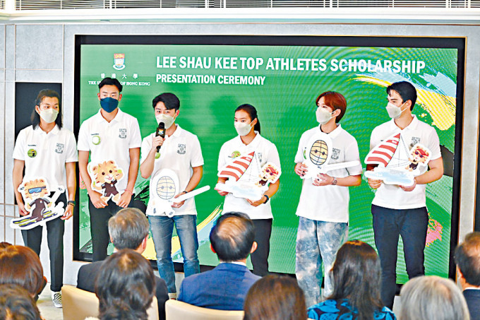 港大向六名經「頂尖運動員入學計畫」入學的運動員學生，頒發每人四十萬元獎學金。