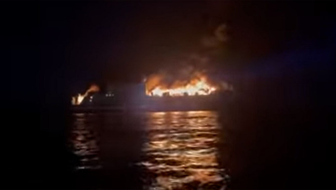 一艘從希臘開往意大利的渡輪起火。