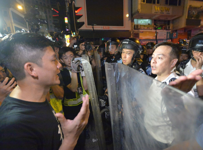 警察隊員佐級協會指，譚文豪及區諾軒刻意在警方防線前挑釁警方以吸引記者聚集採訪。資料圖片