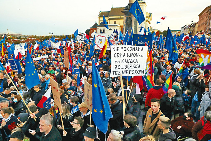 华沙示威者支持波兰留在欧盟。　