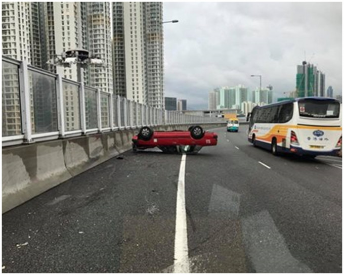 现场为昂船洲高架道路。香港突发事故报料区fb图片