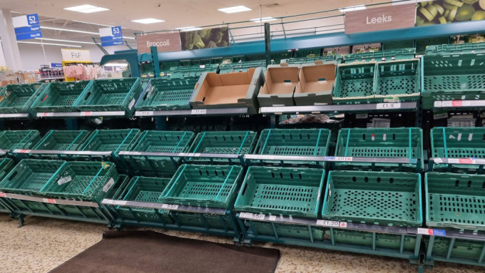 英國不少超市水果和蔬菜貨架「空蕩蕩」。 TWITTER圖