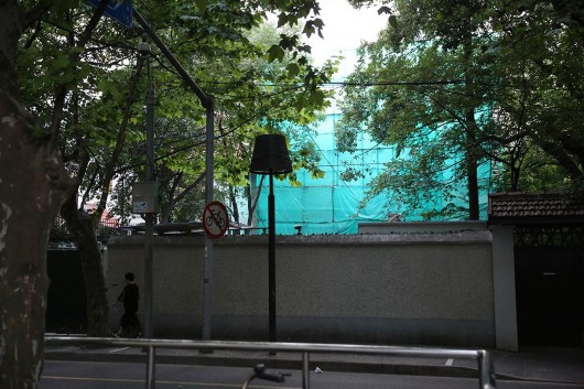 涉事建筑已被绿色纱网全部阻挡。网上图片